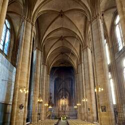 Elizabethkirche mit gedrucktem Vorhang des hinteren Hauptschiffes
