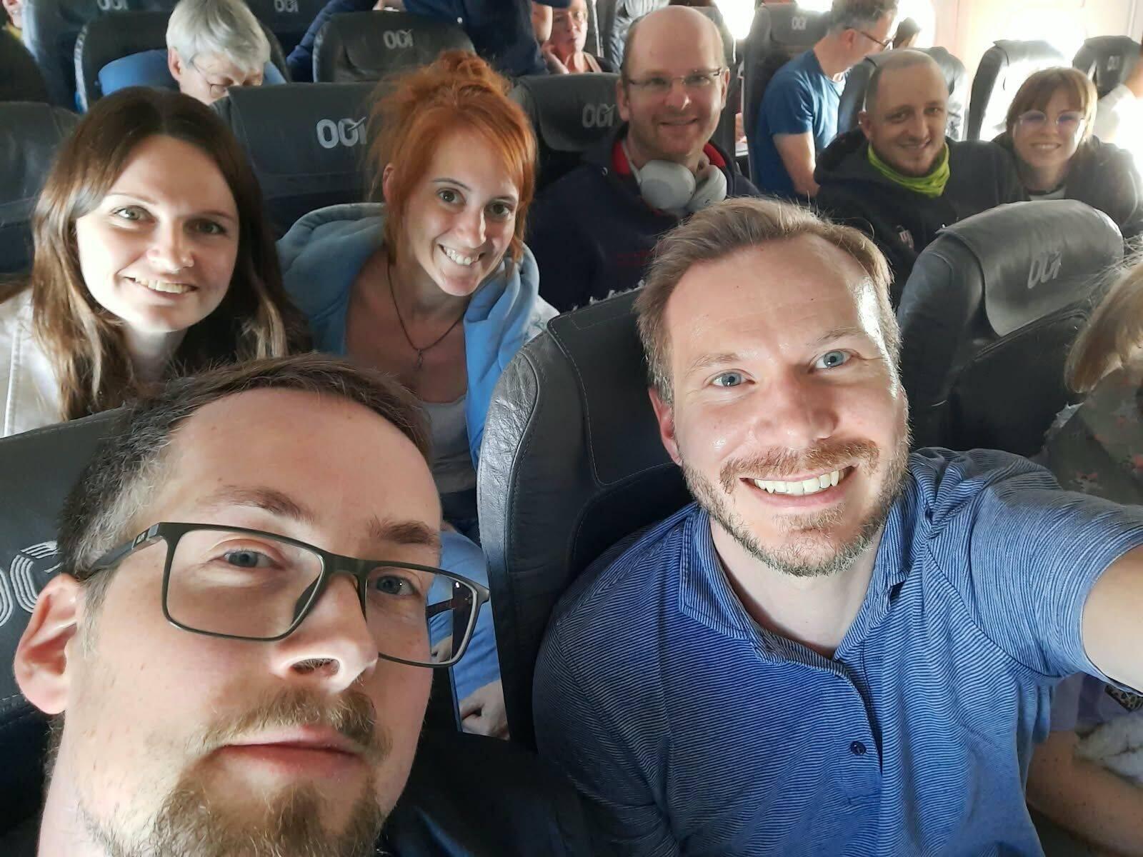 Finde die 7 Personen der Urlaubsgruppe 🙃
