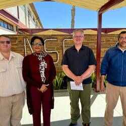 Mit dem Team des NIMT und Schulleiter Hermanus Swartz (r.)