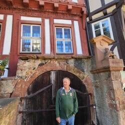 Die Fahrräder ruhen im dunklen ehemaligen Weinkeller, hoffentlich fürchten die sich nicht 👻