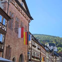 Erst mal die Hauptstraße entlang geschlendert, links das alte Rathaus