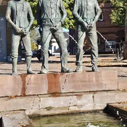 Der Staffelbrunserbrunnen des Bildhauers H. Kunkel zeigt 3 unermüdlich Wasser lassende Buben...