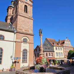 Marktplatz in Miltenberg mit Marktbrunnen (1583) und Pfarrkirche St. Jakobus