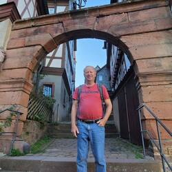 Gleich neben unserem Hotel beginnt der Aufstieg zum Schloß, den machen wir später noch