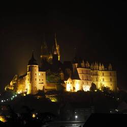 Die Burg strahlt Tag wie Nacht
