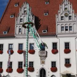 Das Rathaus mit mehr Dach als Haus
