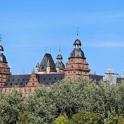...schon mal ein Blick auf Schloß Johannisburg von der Mainbrücke aus