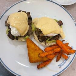 Frühstück 🤤 - Eier Benedikt mit Avocado