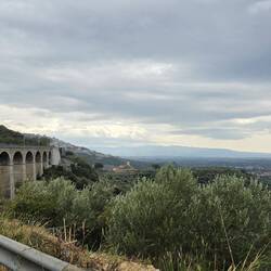 Über dieses Viadukt geht es nach Tivoli.
