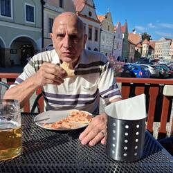 Da gibts auch was zu essen (2 lecker Pizzen und ein Bier: 13,50€)