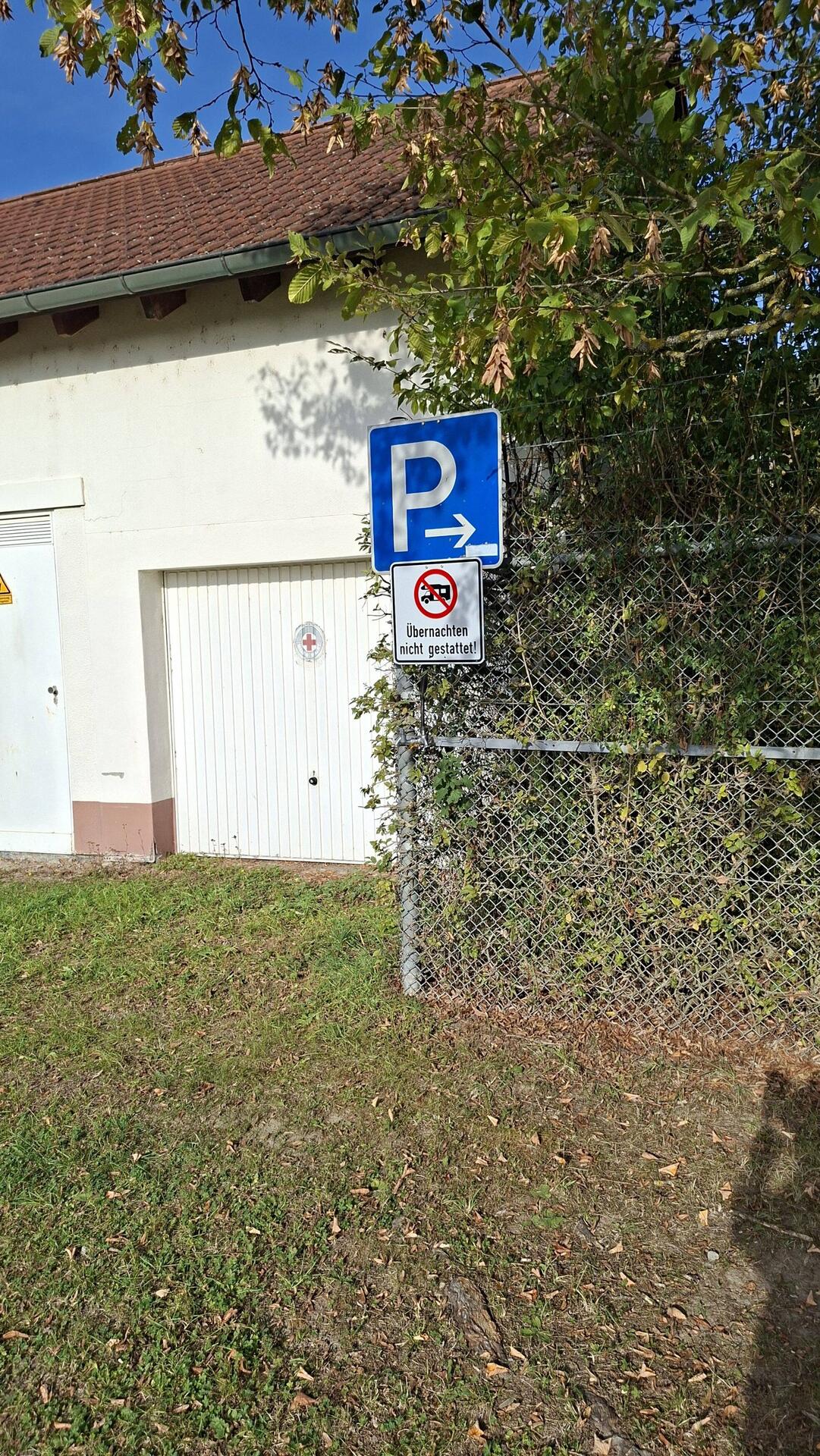 Bis vor kurzem noch explizit Parken für Wohnmobile - jetzt Übernachten verboten 🤬