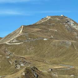 Die Edelweissspitze ist für uns nicht befahrbar, nur bis 3.5 Tonnen möglich.