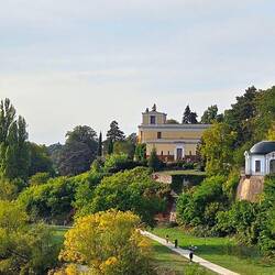 Blick vom Mainufer auf den Schloßgarten mit Pompejanum
