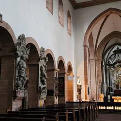 ...im Kircheninneren u.a. das Gemälde...