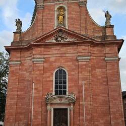 ...Muttergottespfarrkirche. Deren Hauptfassade besteht auch wieder aus dem rotem Buntsandstein.