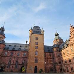 Innenhof von Schloß Johannisburg,. Der 90×90m messender Vierflügelbau aus Buntsandstein ist...