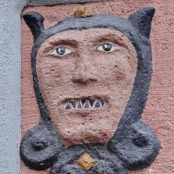 Diese Fratze ("Flennerle") diente historisch vermutlich als Abschreckung für Vagabunden