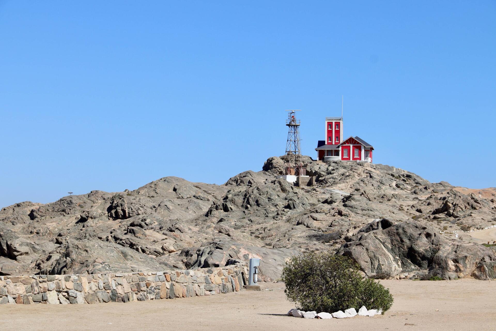 Der Alte Leuchtturm von Lüderitz auf dem höchsten Punkt der Haifischinsel