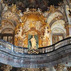 Überschäumender Prunk in Gold, Marmor und Stuck.