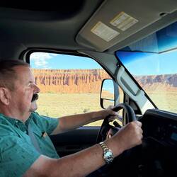 The Driver👨🏻 Im Hintergrund sieht man die Felsen von Capitol Reef