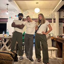 Antony, Ellie und Hanne in unserem Apartment im Partnerlook
