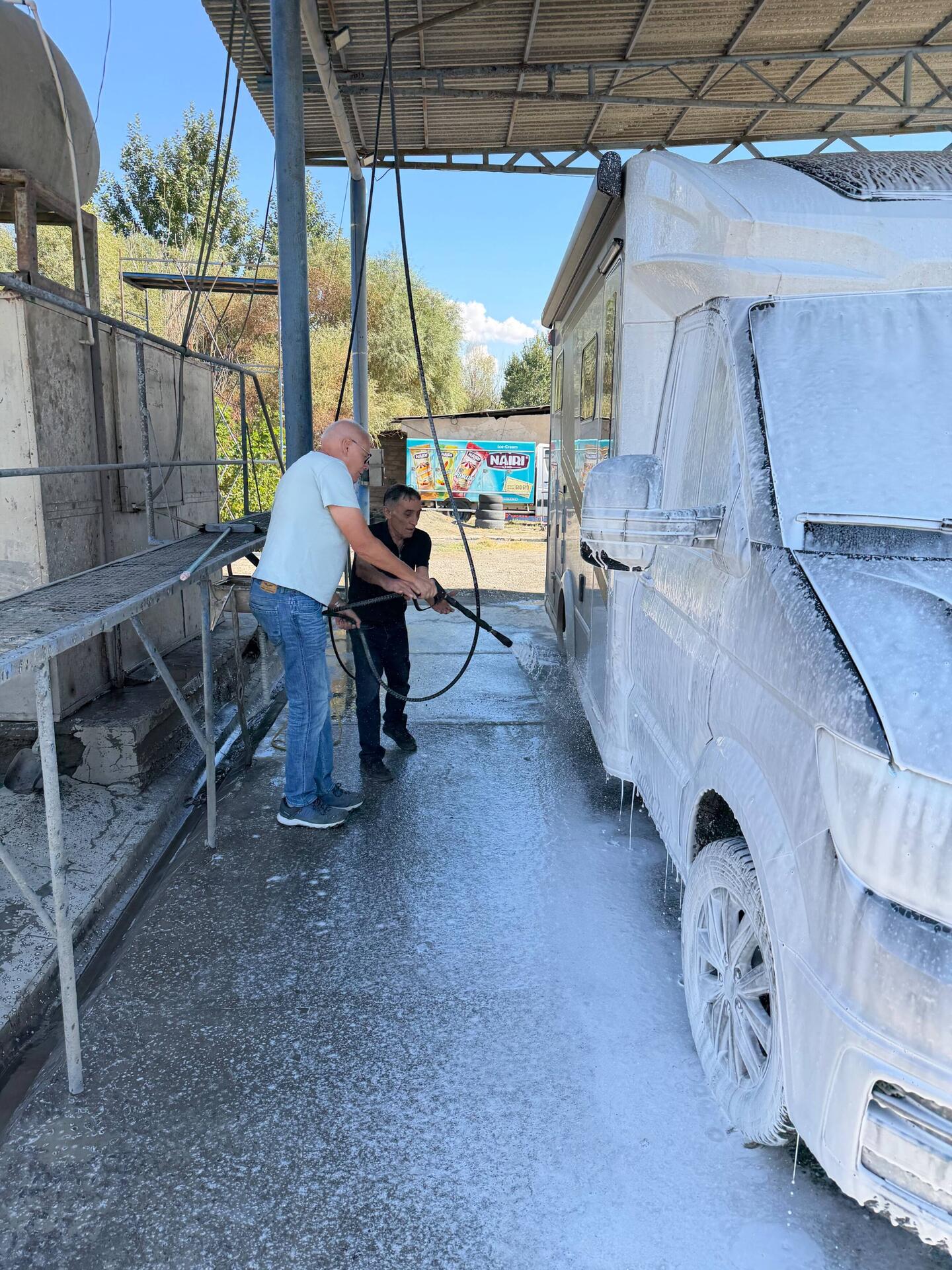 Gleich nach der Abfahrt wurde das Auto zum ersten Mal gewaschen, mit persönlicher Einweisung ...