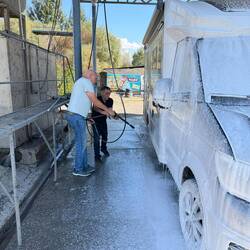 Gleich nach der Abfahrt wurde das Auto zum ersten Mal gewaschen, mit persönlicher Einweisung ...