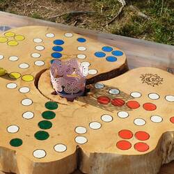 Holzhalma und Spielsteine