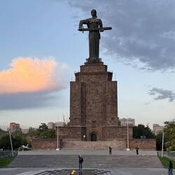 Die Statue wurde 1967 aufgestellt. Sie ist 22 m hoch mit Sockel 51 m, 1950-60 stand hier Stalin