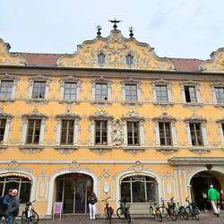 Das Falkenhaus, ein ehemaliges Gasthaus, mit üppiger Stuckdekoration