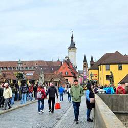 Trotz Nieselregens - über diese Brücke muß jeder Würzburg-Besucher mal rüber.