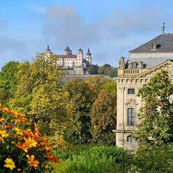 Von den oberen Terrasse kann man bis zur Festung Marienberg blicken.