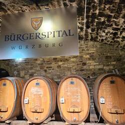 ...das mit den Erlösen aus seinem Weingut soziale Einrichtungen unterhält.