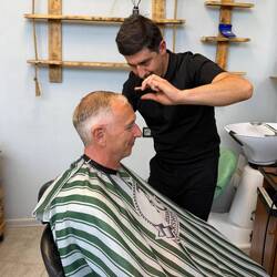 Micha wollte die Haare mal wieder schön haben