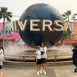 Tanja & Steffi vor den Universal Studios Singapore