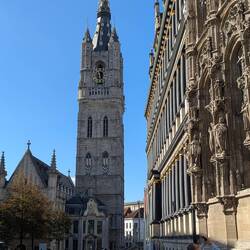 Belfried (Glockenturm) und Fassade des Rathauses