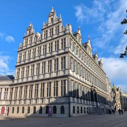 Rathaus (zwei Baustile nebeneinander liegend: Renaissancefassade und spätgotische Architektur)