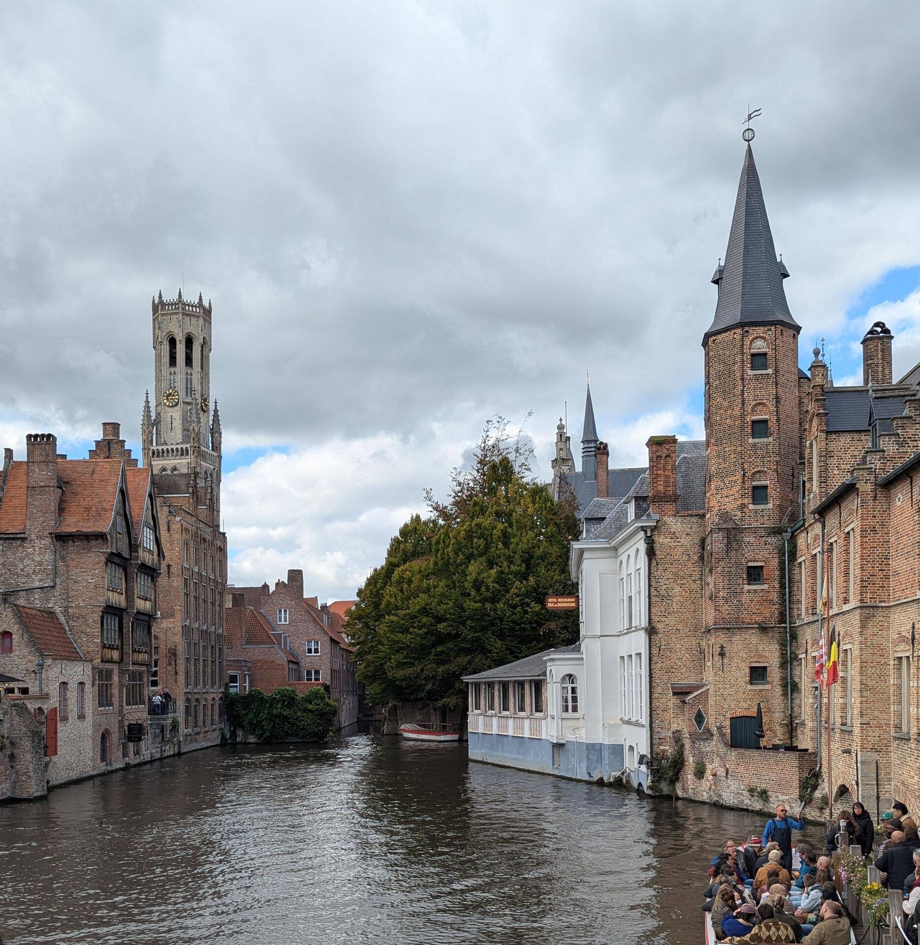 Rosenkranzkanal, im Hintergrund der Belfried und Liebfrauenkirche