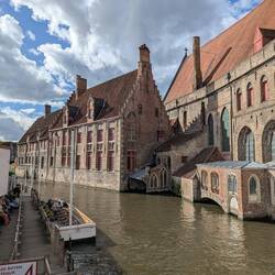Sint-Janshospitaal direkt am Kanal mit einem Bootsanleger
