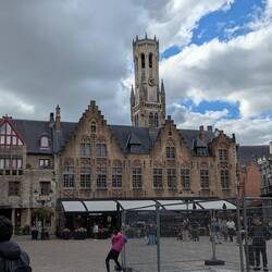 Historische Tuchhallen, dahinter Belfried