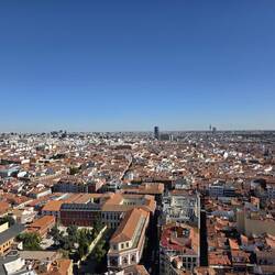 Aber ne tolle Aussicht auf diese riesige Stadt