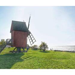Die Sjöbacken-Mühle gilt als eine der am schönsten gelegenen Windmühlen der schwedischen Ostseeinsel