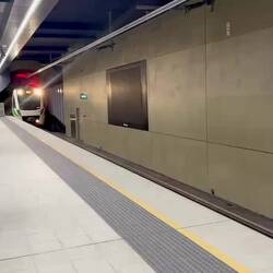 Ich bin mit der Metro ins Stadtzentrum gefahren.