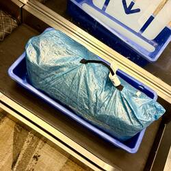 Mein Rucksack wiegt im Moment etwa 13 Kilogram.