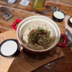 Dumplings mit Wildschweinfüllung, dazu Sour Cream