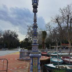Über den Kanal auf dem Plaza zum Maria Luisa Park, der leider wegen Unwetterschäden gesperrt war
