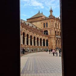 Blick auf einen Teil des Gebäudes auf dem Plaza