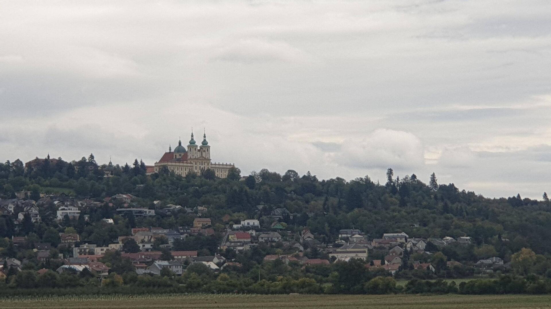Die Basilika grüßt über Samotisky