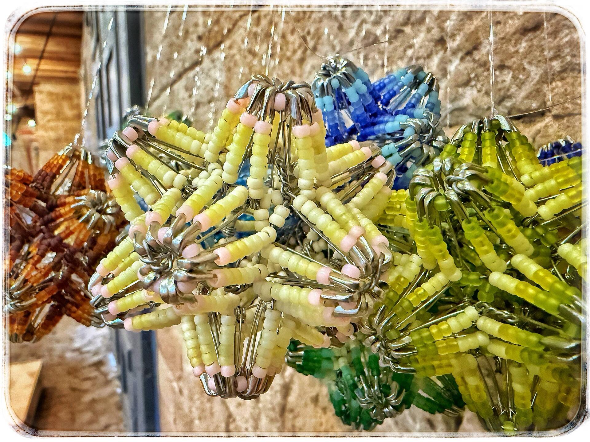 Sicherheitsnadeln mit Glasperlen