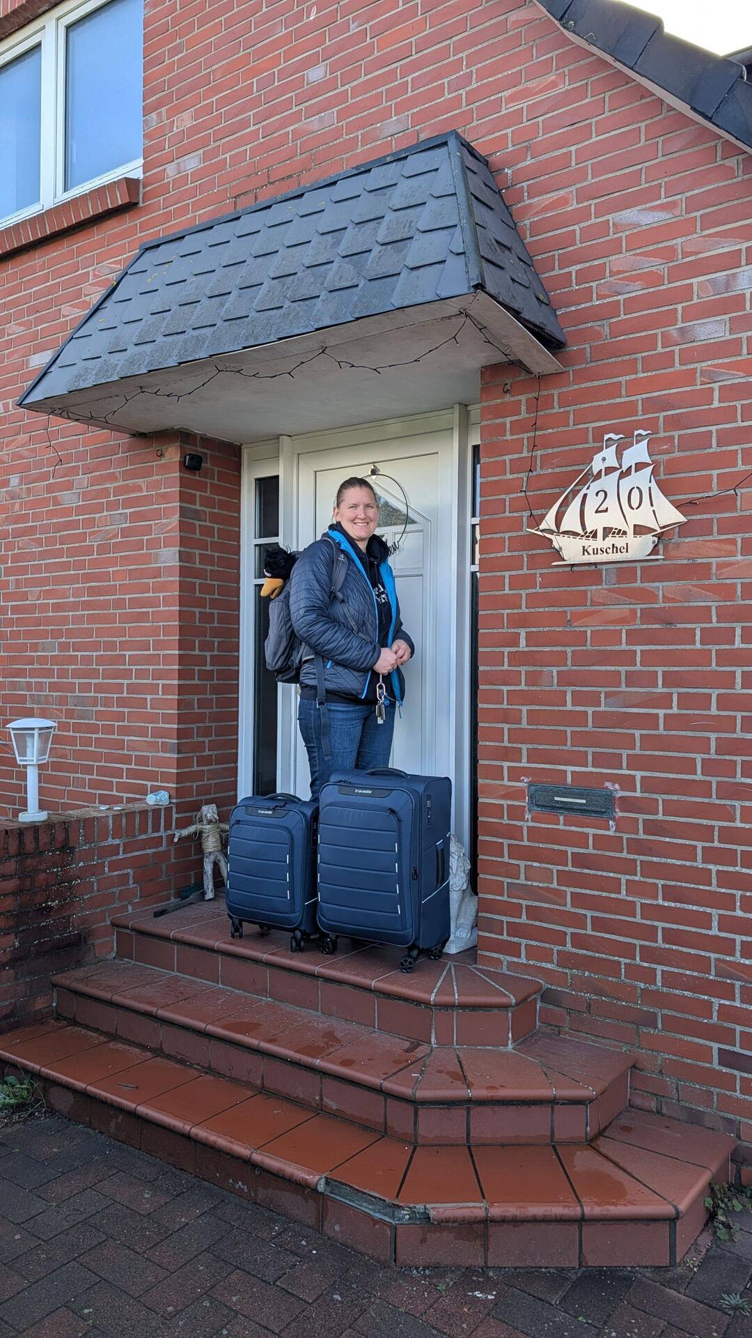 Koffer gepackt, Tür verschlossen, bereit zur Abreise